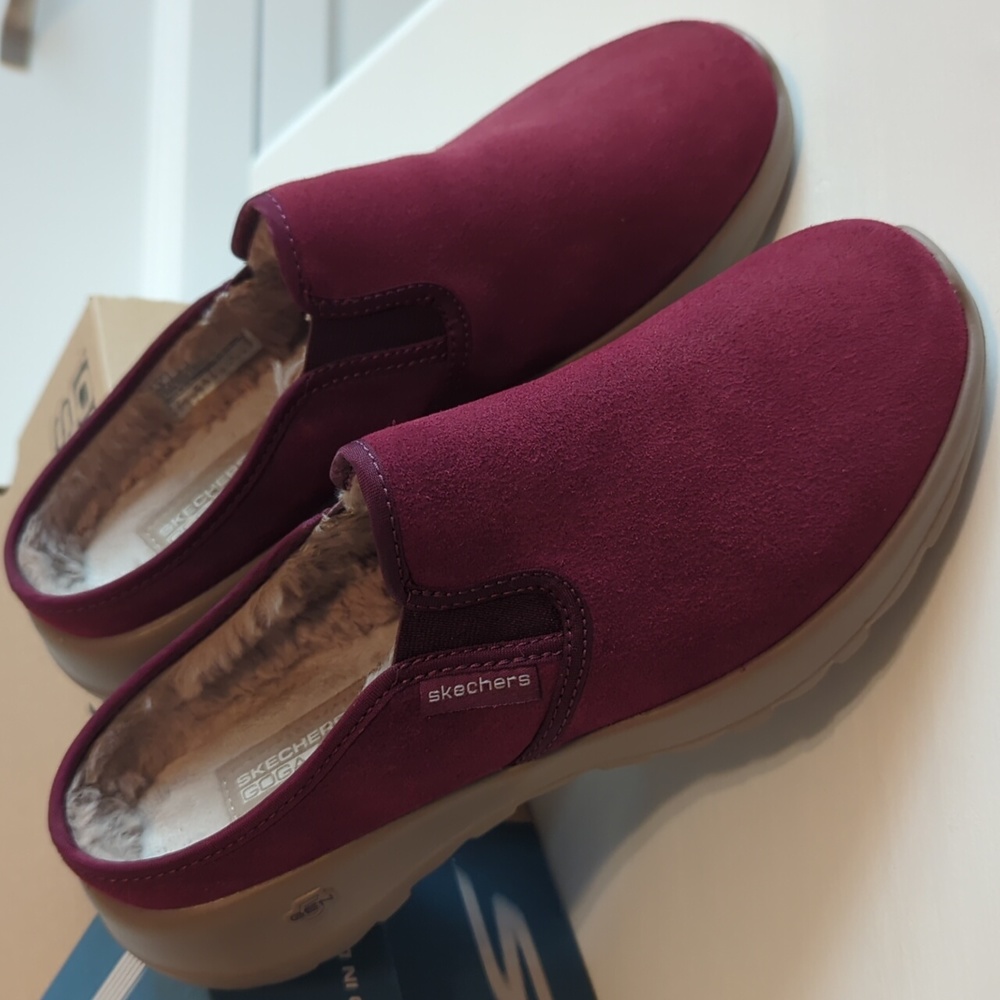 Ladies Skechers On The Go Joy Snuggly Suede Clogs - Size 6
